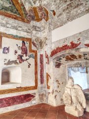 Palazzo del XVI secolo - Affreschi e Simbolo del Borgo