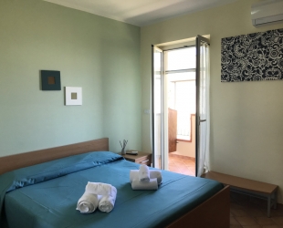 Camera con balcone vista mare e bagno con finestra
