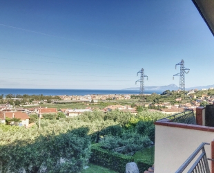 Camera con balcone vista mare e bagno con finestra
