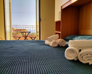 Camera B con balcone vista mare