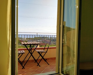 Camera B con balcone vista mare